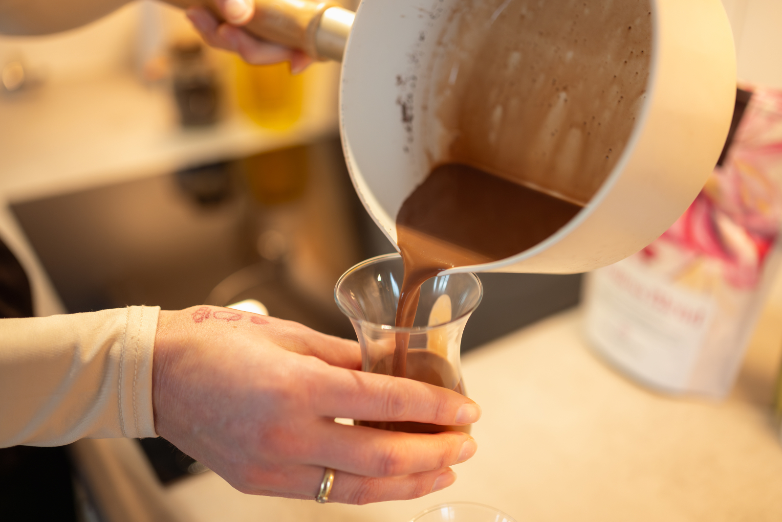 Cacao inschenken bij Praktijk Vanuit Liefde